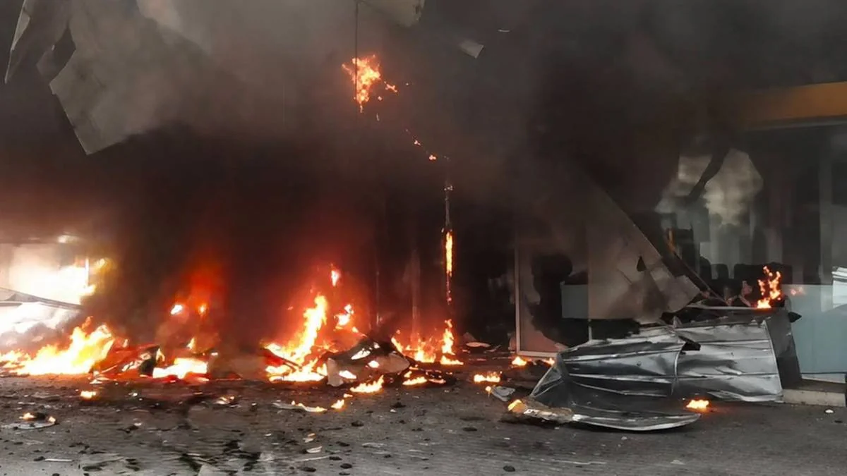Пожежа й уламки біля пошкодженої будівлі з димом і полум’ям