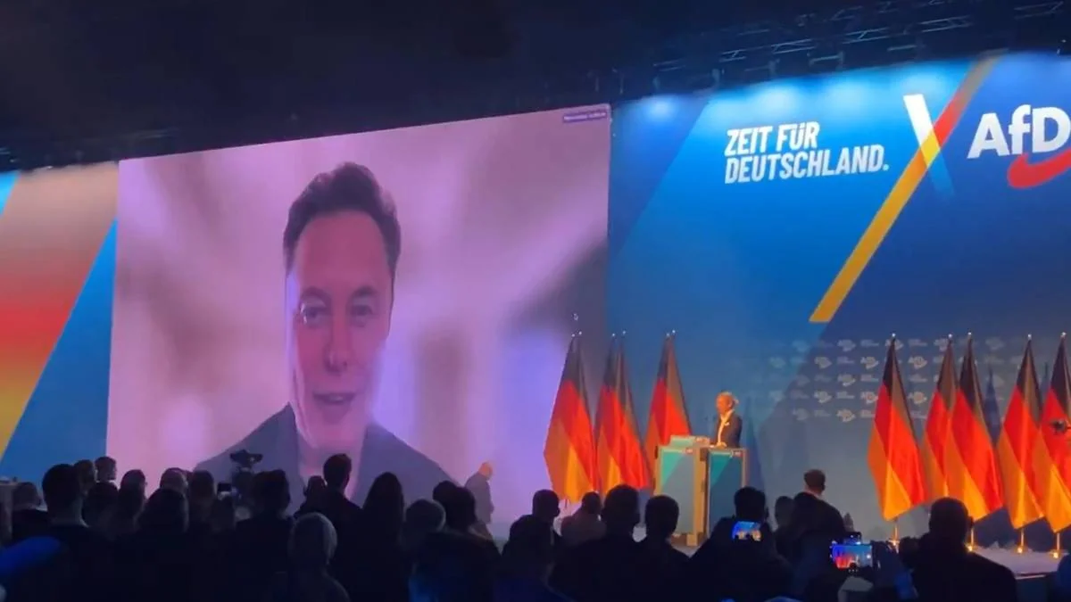 Ілон Маск на великому екрані на заході AfD серед німецьких прапорів