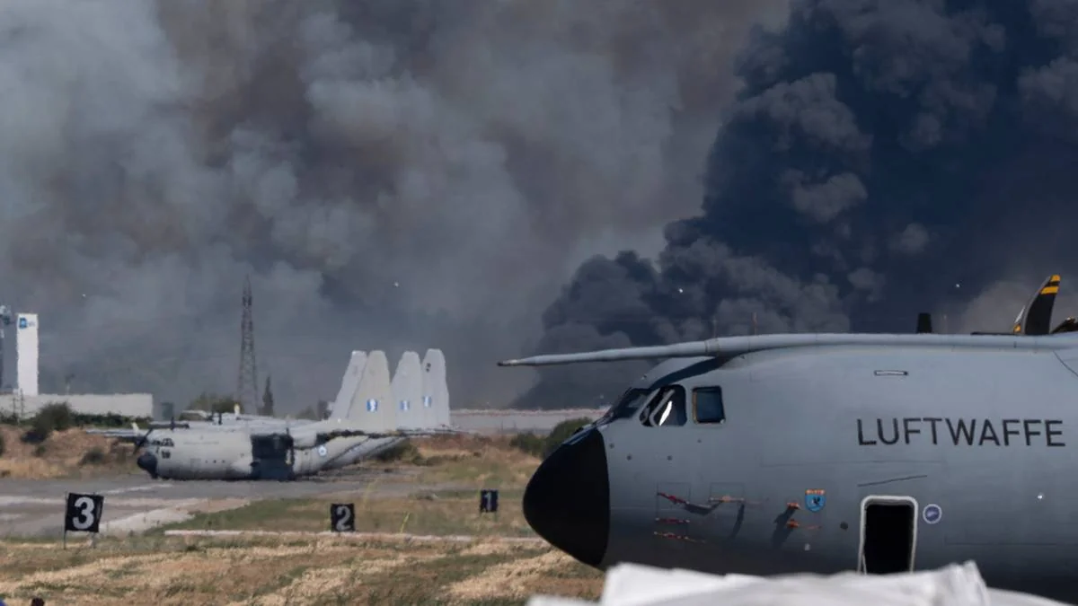Транспортний літак Luftwaffe на аеродромі на тлі густого чорного диму