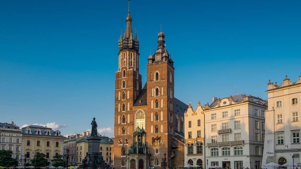 Ринкова площа Кракова з вежами Маріацького костелу та пам’ятником Міцкевичу