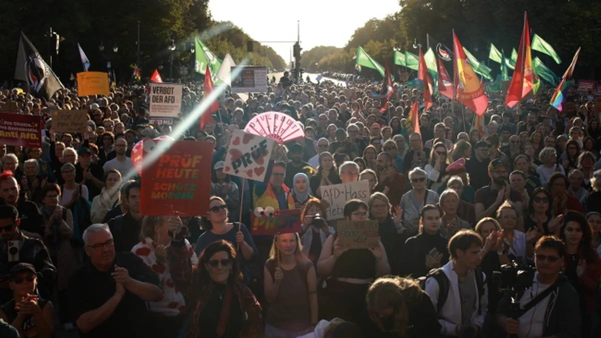 Великий натовп на анти-AfD протесті з плакатами і прапорами