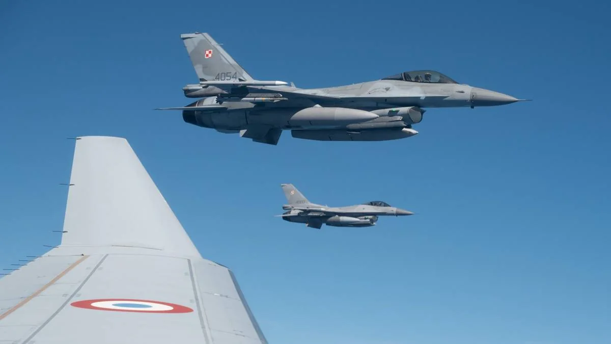 Два польські F-16 у польоті біля хвоста французького літака